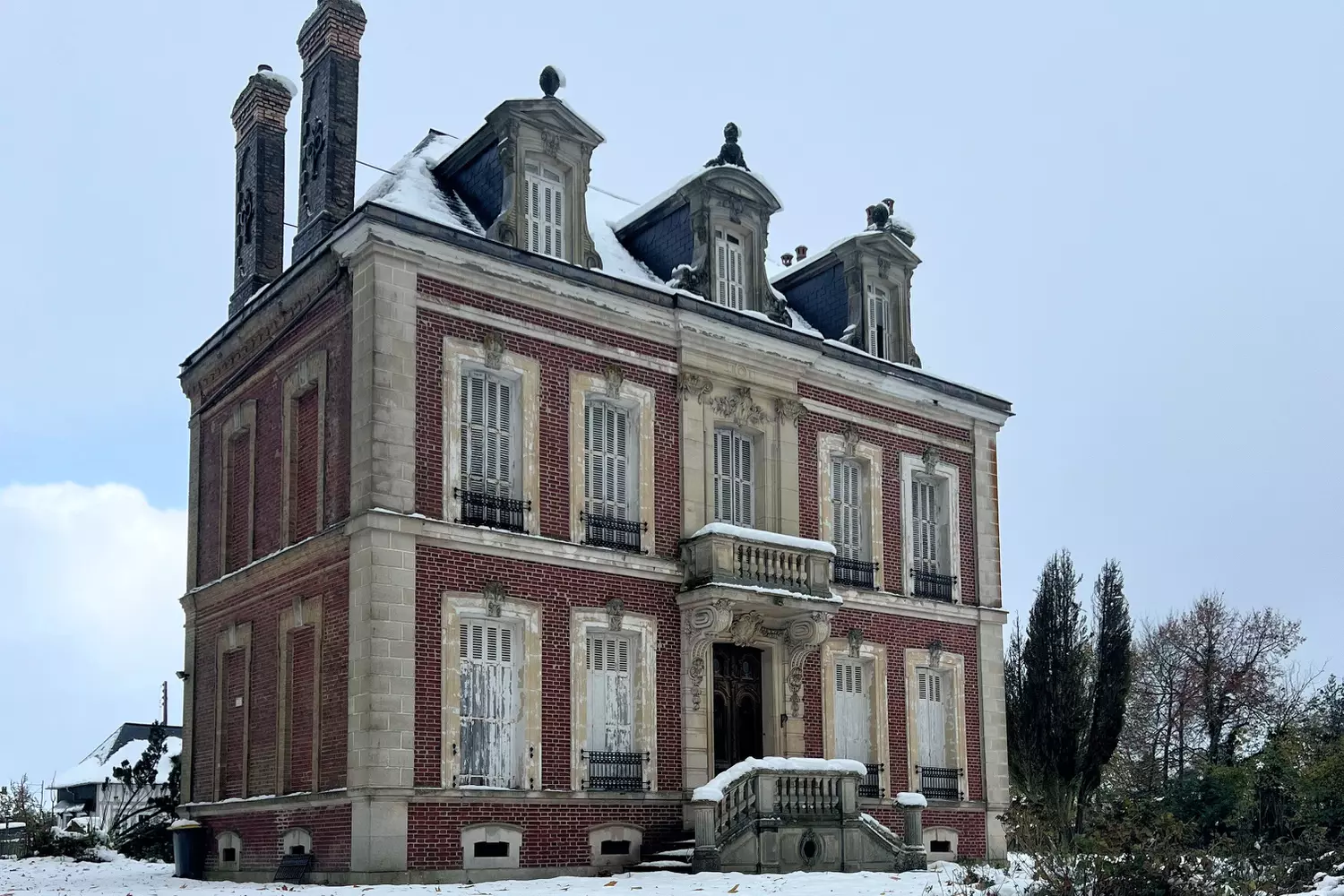 Drone professionnel utilisé pour appliquer un traitement sur une toiture difficile d’accès