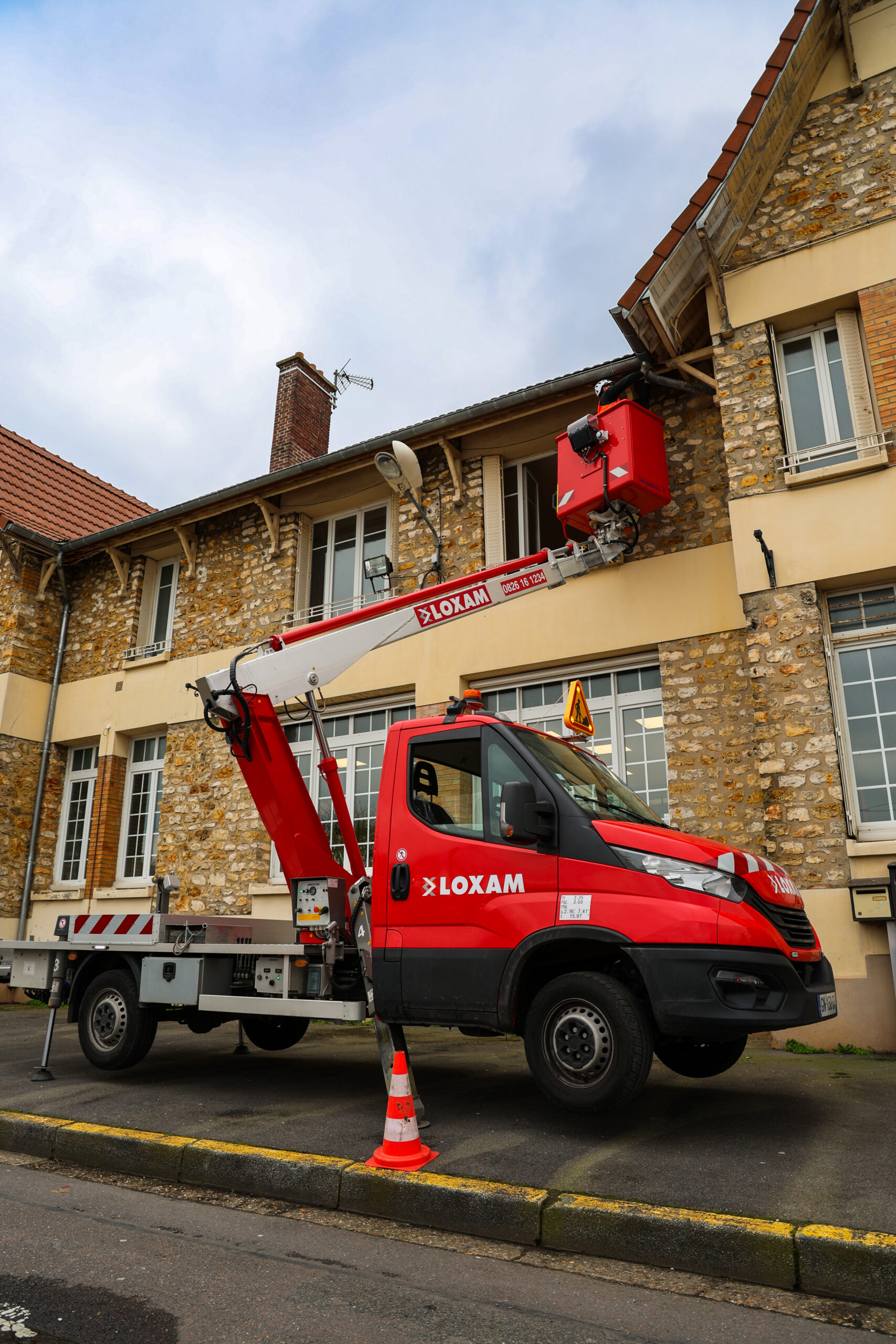 Drone utilisé pour observer une toiture avant intervention